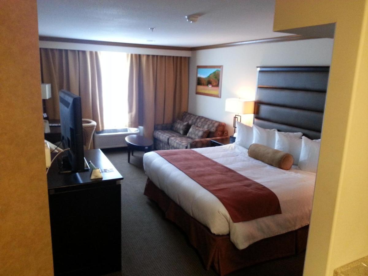Camrose Resort Casino Room photo