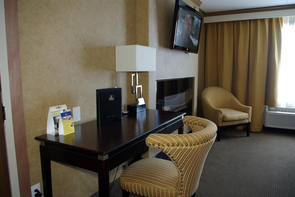 Camrose Resort Casino Room photo